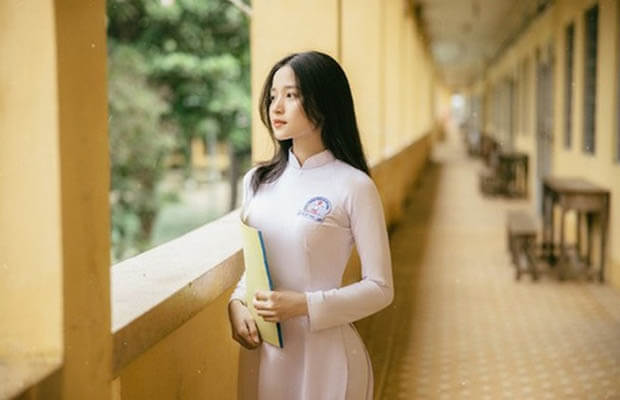 nu sinh dien aoinh 4 - Phân tích bài thơ Cảnh ngày hè của Nguyễn Trãi